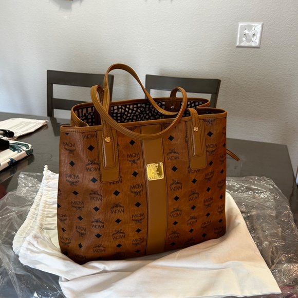 MCM reversible medium visetos tote bag - Picture 3 of 5